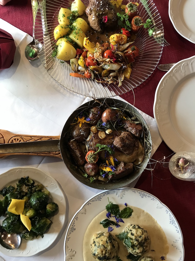 goodblog in Osttirol: Kräuterwirtshaus Strumerhof - Lamm im Bergheu, Filet vom Graurind, Brennnesselknödel