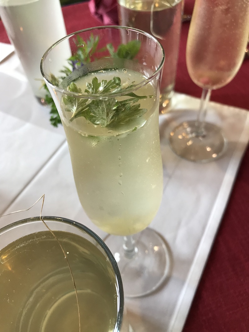 goodblog in Osttirol: Kräuterwirtshaus Strumerhof - Wermut-Ingwer-Aperitif, Rosenblütensekt