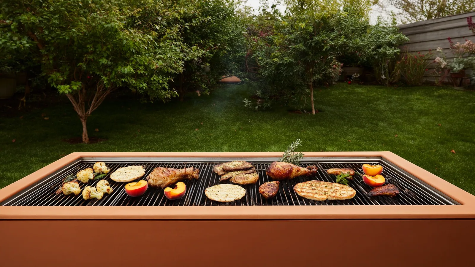 Gemüse, Fladenbrot und Huhn auf einem Griller im Freien