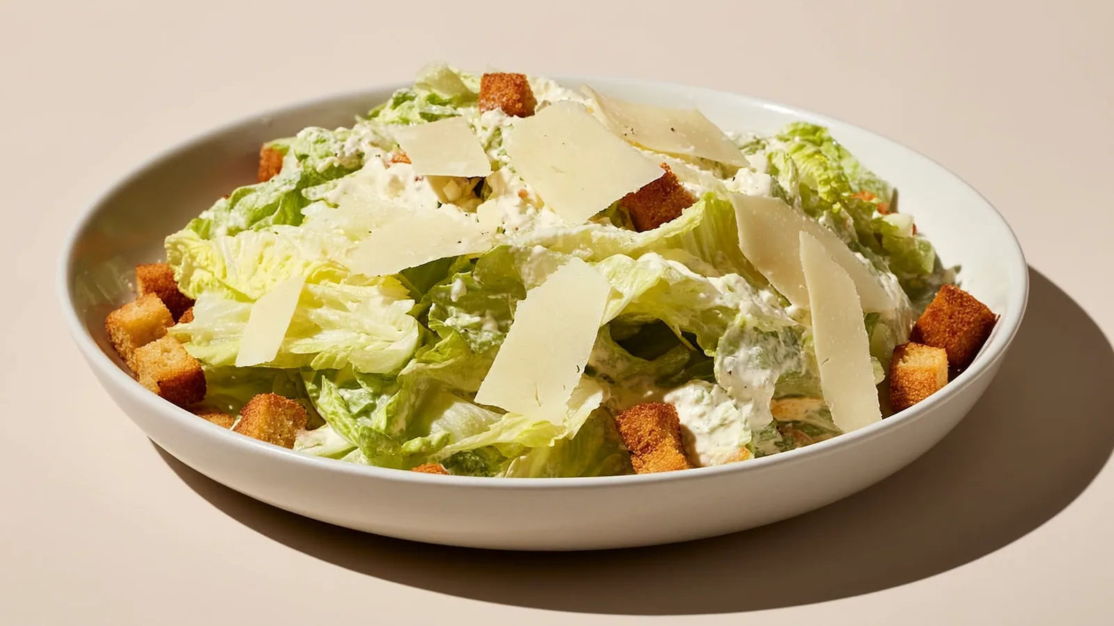 Caesar Salad mit Römersalat, Parmesan, Croûtons und cremigem Dressing