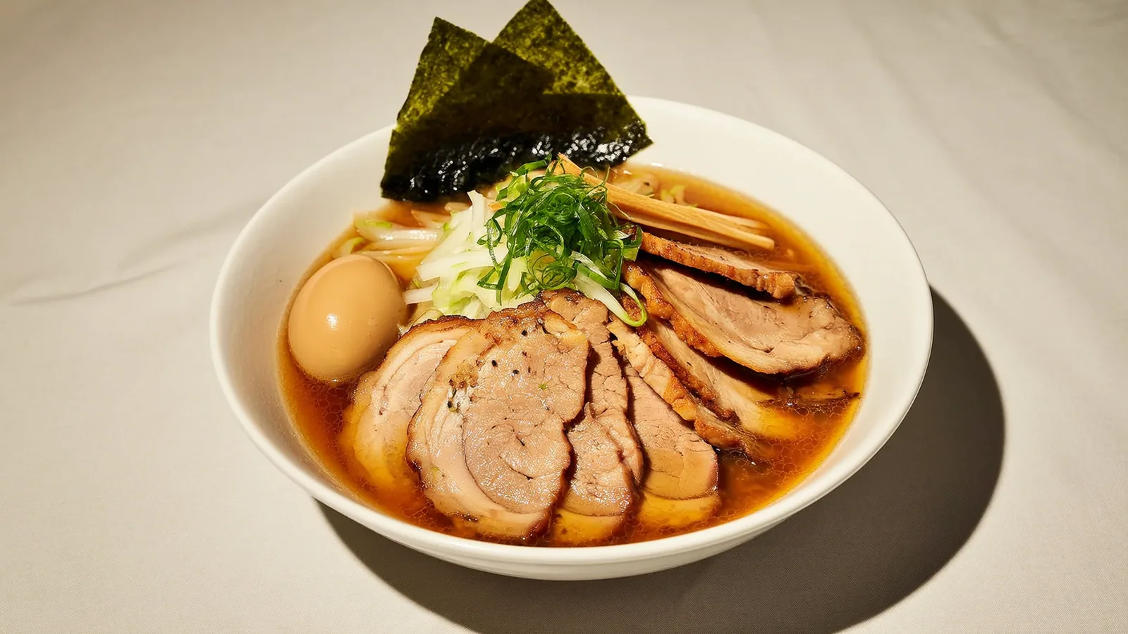 Japanische Ramen mit Schweinsbauch, mariniertem Ei, Nori und Frühlingszwiebeln