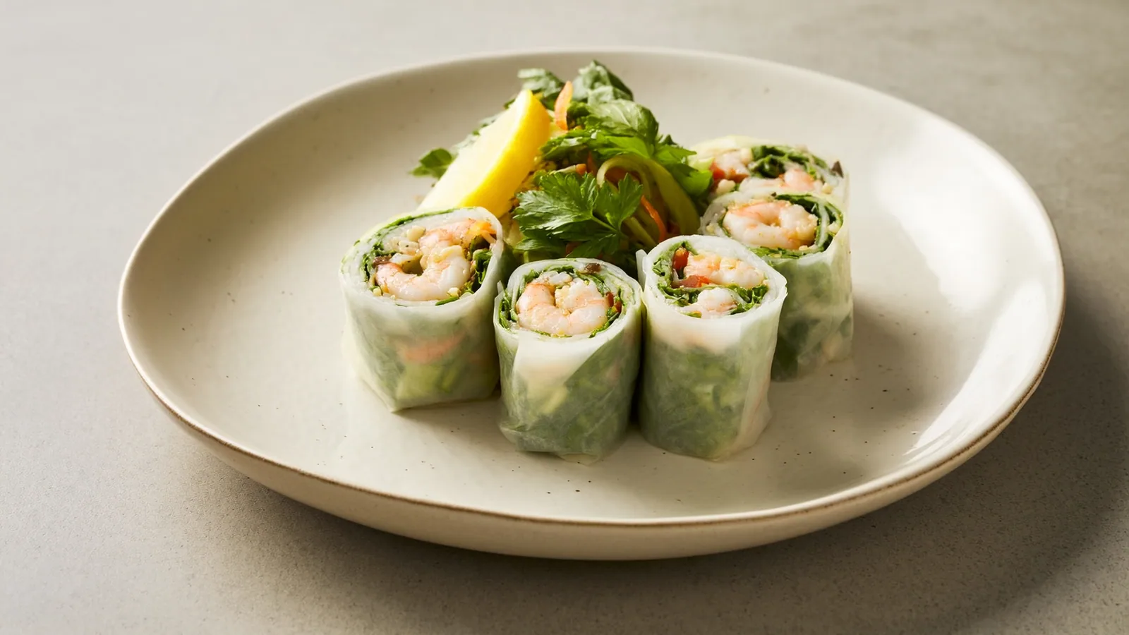 Durchscheinende vietnamesische Sommerrollen mit Garnelen, Nudeln und Kräutern